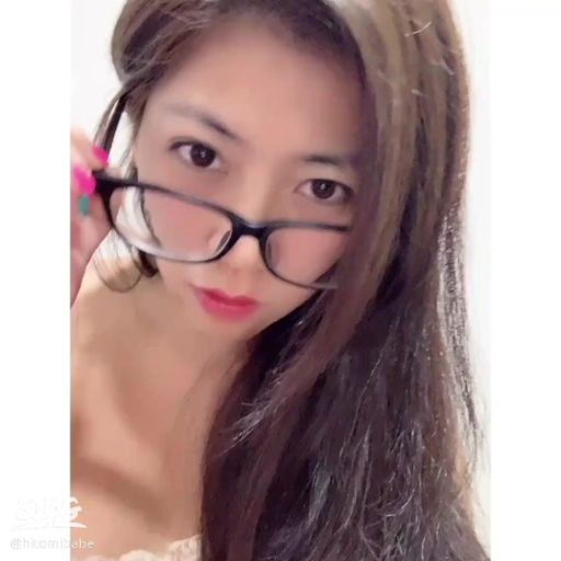 向來給人清新健康形象的王語瞳 @hitomibabe，私底下其實也有風騷的一面！