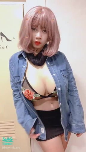 最擅長性感熱舞，擁有高顏值+大杯C奶的王語瞳 @hitomibabe，喜歡挑戰各種扮演題材，那動感的笑容更是撩人