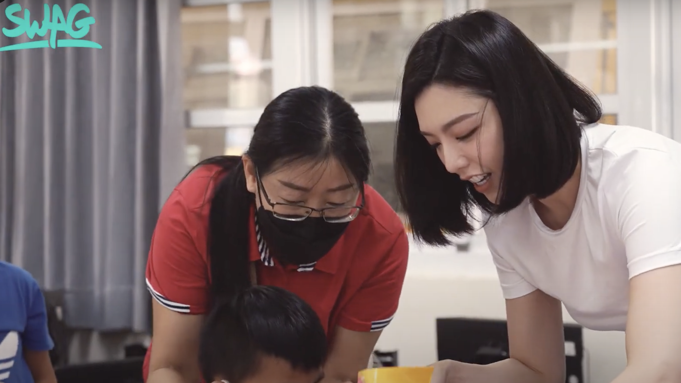 SWAG 公益企劃｜人氣女神 Rita 偏鄉小學送新鞋，傳遞暖心關懷與正能量