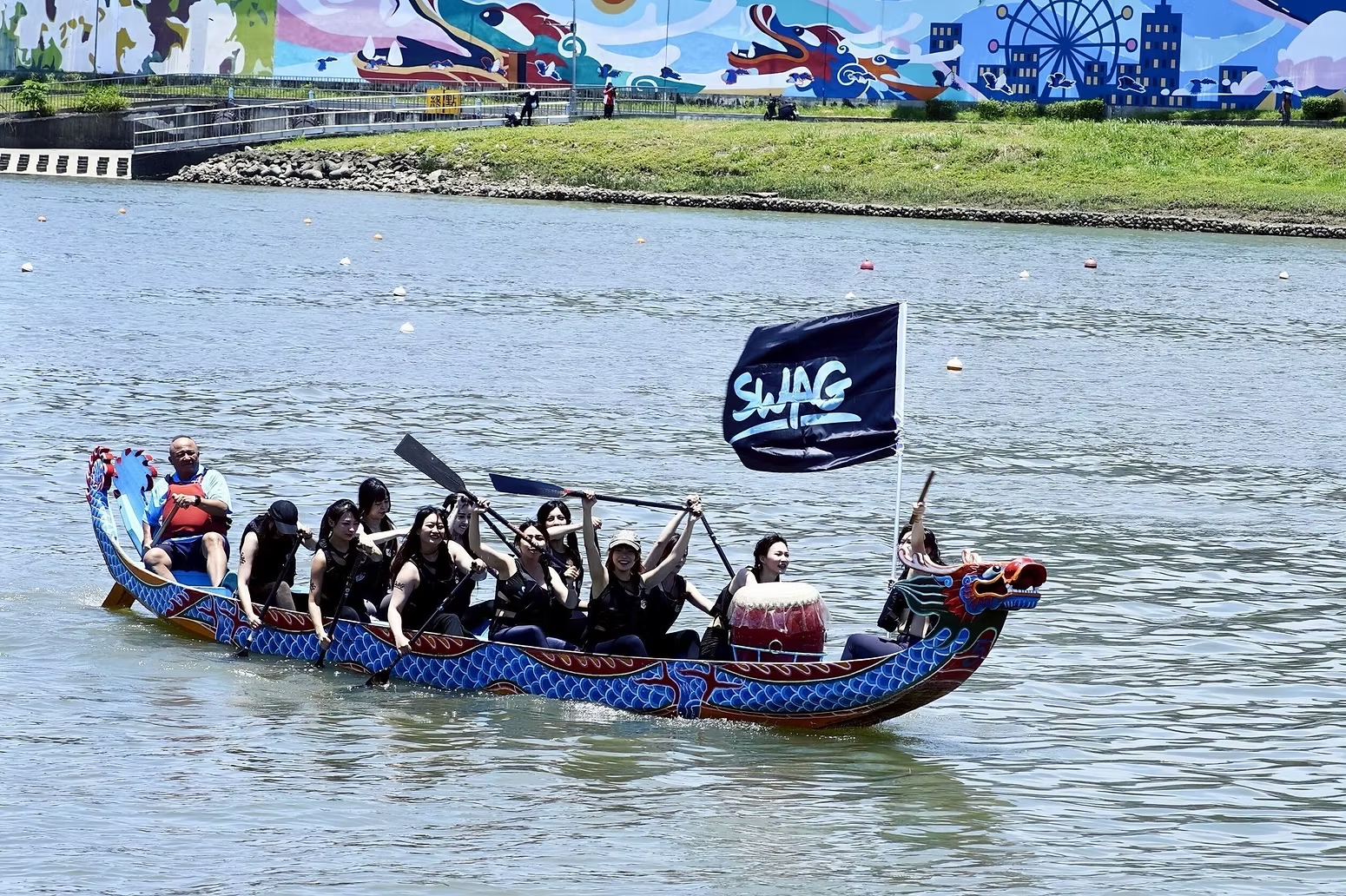 【SWAG女神隊 首次征戰龍舟賽引爆全場話題】夢想達陣 粉絲夾道應援凱旋